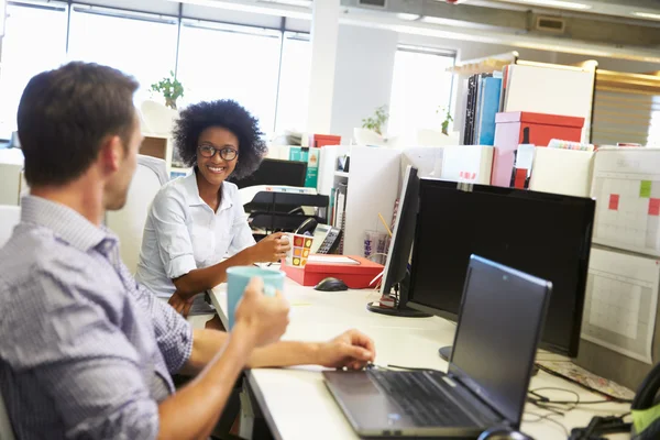 Colegas fazendo uma pausa para o café no trabalho — Fotografia de Stock