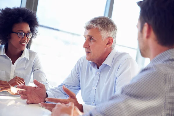 Wirtschaftsexperten arbeiten zusammen — Stockfoto