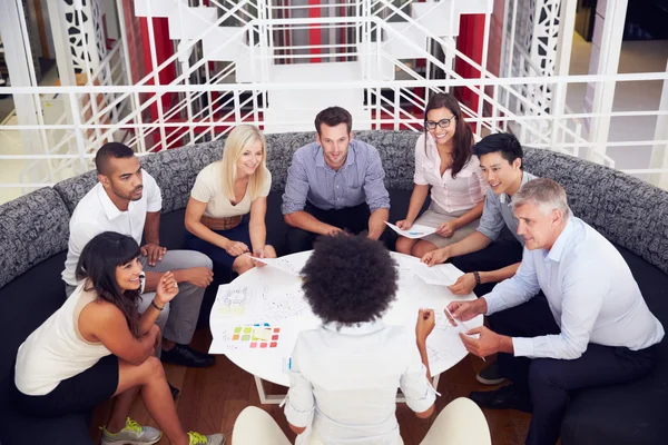 Gruppe von Kollegen trifft sich in einem Büro — Stockfoto