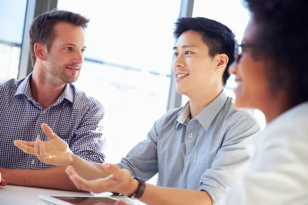 Profesionales de negocios trabajando juntos — Foto de Stock