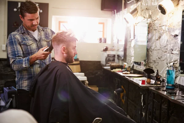 Barbier donnant coupe de cheveux client — Photo