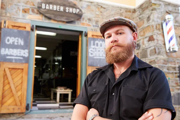 Hipster Barber debout devant la boutique — Photo