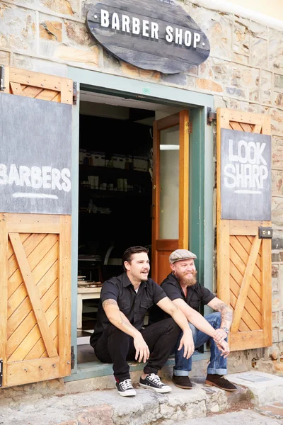 Hipster Barbers debout devant la boutique — Photo