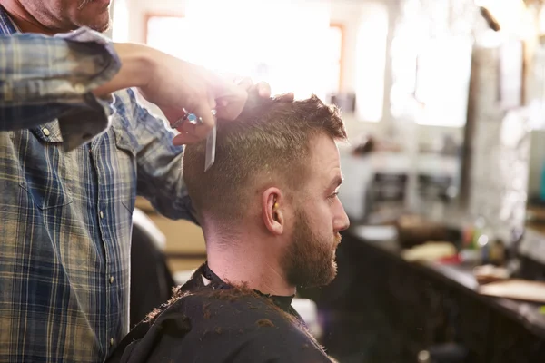 Barbier donnant coupe de cheveux client — Photo