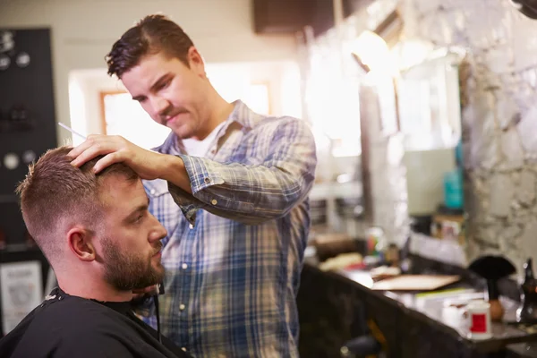 Barbiere dando taglio di capelli cliente — Foto Stock