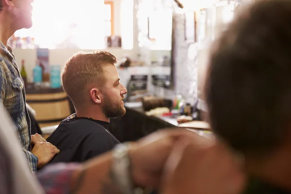 Peluquero dando cliente corte de pelo — Foto de Stock