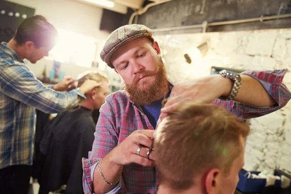 Barbier donnant coupe de cheveux client — Photo