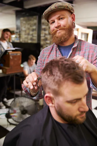 Fryzjer, dając klienta fryzura — Zdjęcie stockowe
