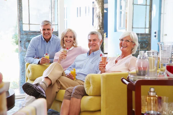 Amigos Relajándose con bebidas frías — Foto de Stock