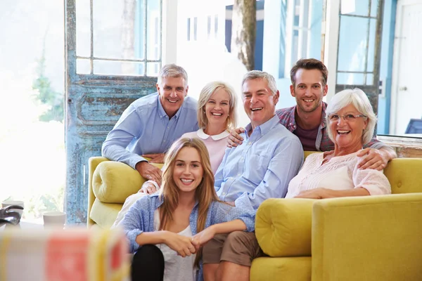 Utvidgade familjen koppla av i loungen — Stockfoto