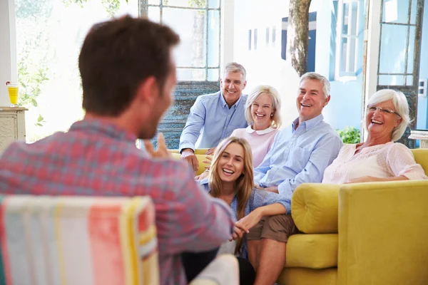 Utvidgade familjen koppla av i loungen — Stockfoto