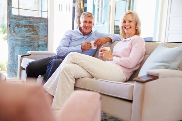 Pareja madura relajándose en casa — Foto de Stock