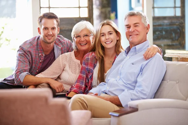 Yetişkin çocuklu aile birlikte evde — Stok fotoğraf