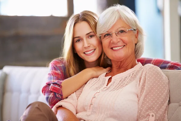 Abuela con nieta Relajarse en el sofá — Foto de Stock