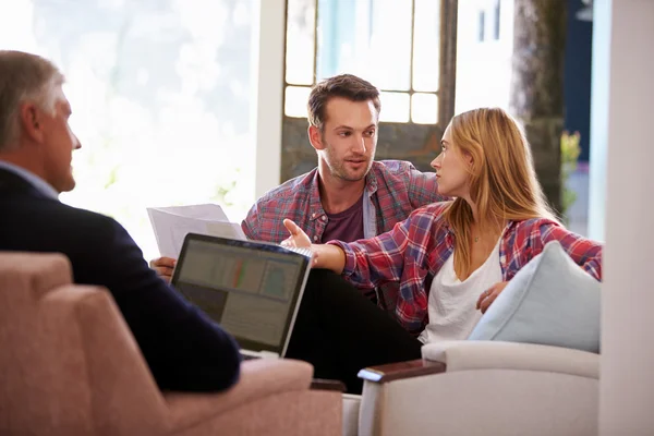 Ontmoeting met financieel adviseur (echt) paar — Stockfoto