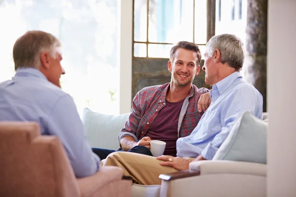 Senior Vater mit Sohn entspannt zu Hause — Stockfoto