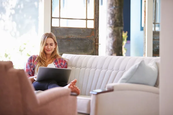 Frau benutzt Laptop zu Hause — Stockfoto