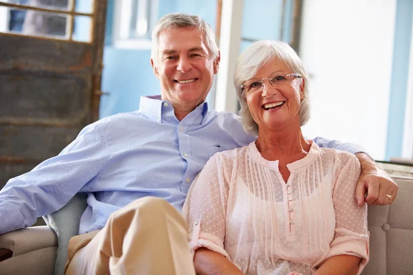 Sonriendo pareja mayor en casa — Foto de Stock