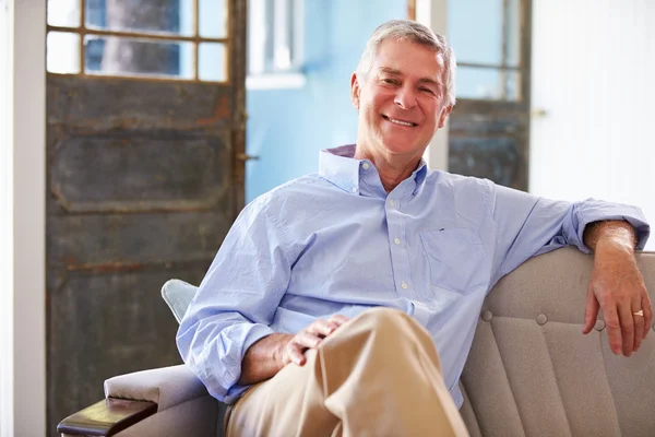 Sorrindo homem idoso em casa — Fotografia de Stock