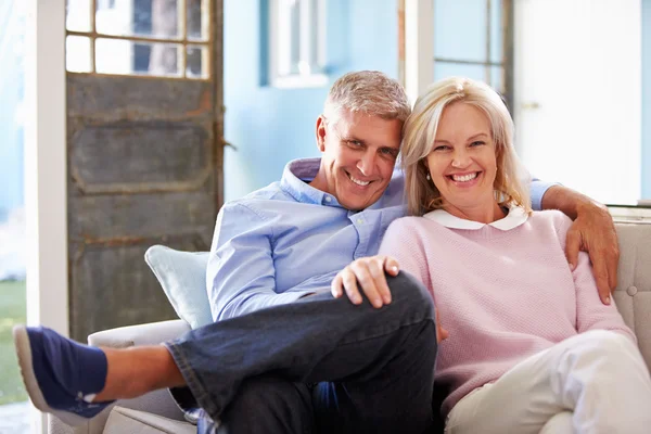 Sorrindo casal sênior em casa — Fotografia de Stock