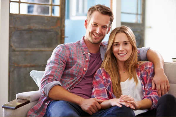 Sorrindo jovem casal em casa — Fotografia de Stock