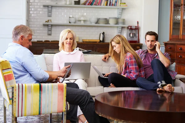 Föräldrar med avkomma med digitala enheter — Stockfoto