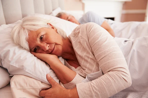 Mujer mayor preocupada en la cama — Foto de Stock