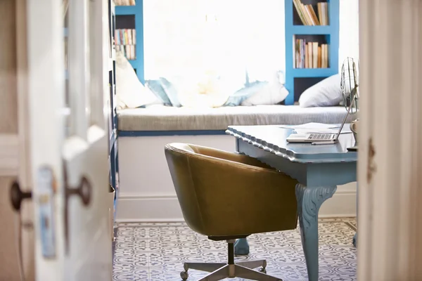 Intérieur de la maison avec bureau à domicile — Photo