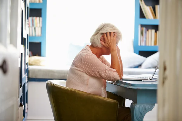 Gestresste Seniorin im Home Office — Stockfoto