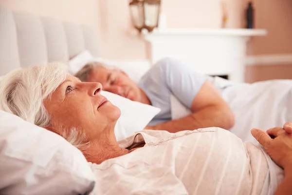 Preocupado Senior mulher na cama — Fotografia de Stock