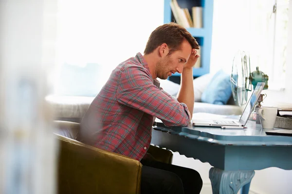 Homem estressado no home office — Fotografia de Stock