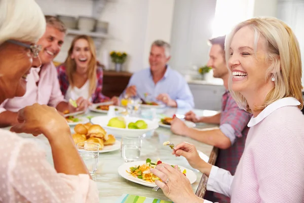 Amici che si godono il pasto a casa — Foto Stock