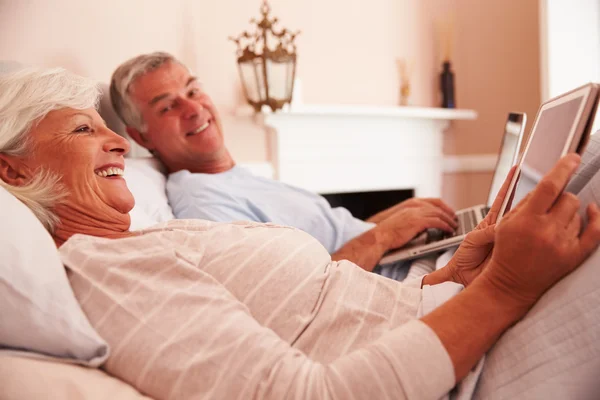 Seniorenpaar nutzt digitale Geräte — Stockfoto