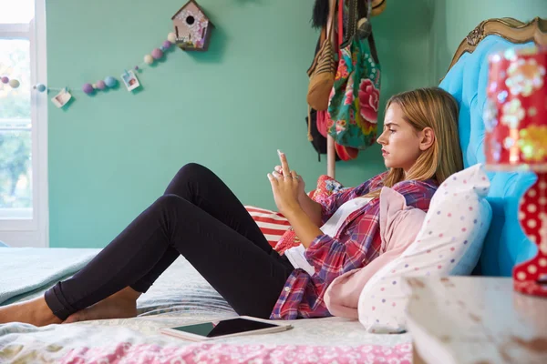 Donna infelice utilizzando il telefono cellulare — Foto Stock