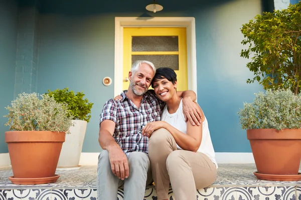 Mature Couple Sitting On Steps — Stock Photo, Image