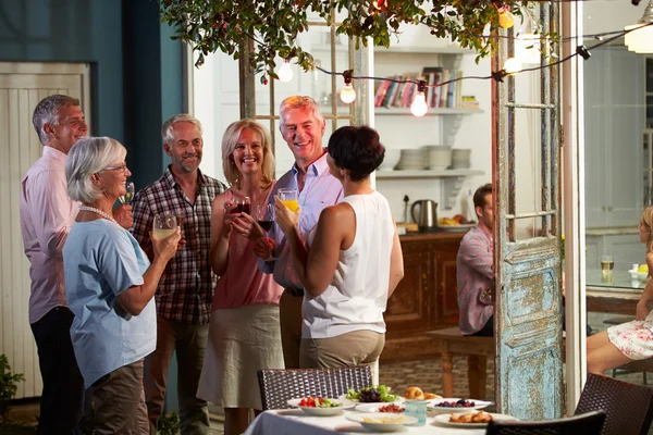 Vänner njuter av kvällen drycker parti — Stockfoto