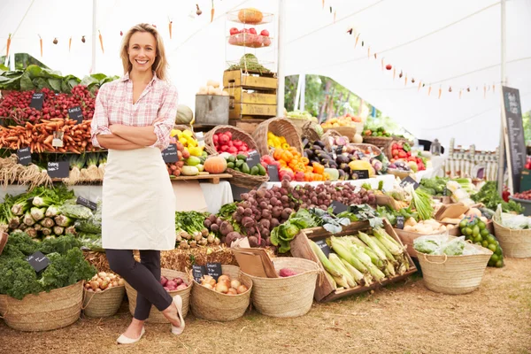 Stall innehavaren på livsmedelsmarknaden — Stockfoto