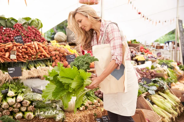 Kunden kaufen am Marktstand ein — Stockfoto