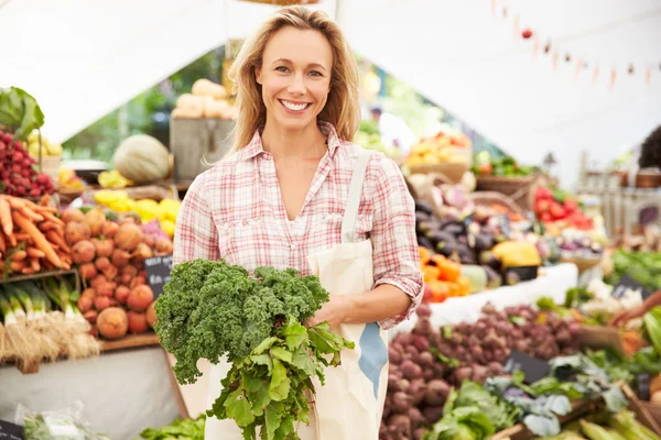 Titular del puesto en el mercado de alimentos — Foto de Stock