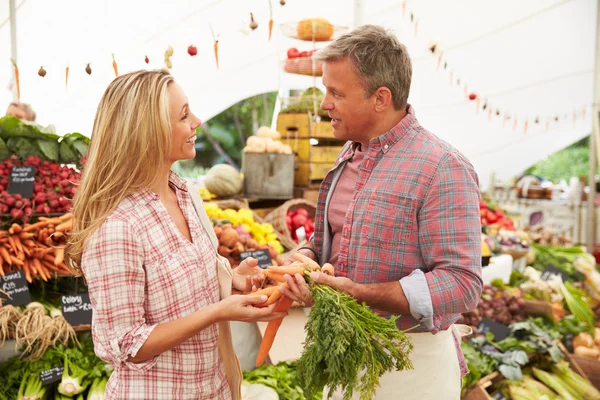 Mujer Comprando verduras frescas —  Fotos de Stock