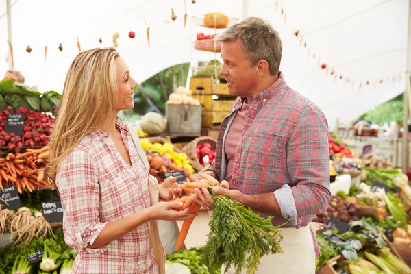 Donna che compra verdure fresche — Foto Stock