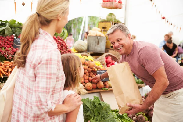 Famille Achat de légumes frais au marché — Photo