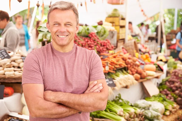 Kraam houder op de voedselmarkt — Stockfoto