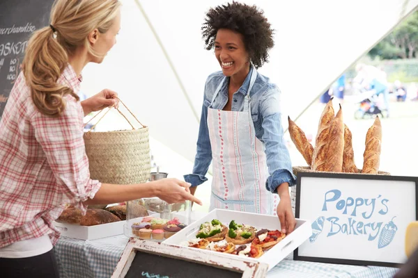 Détenteur d'étal de boulangerie au marché des aliments frais — Photo