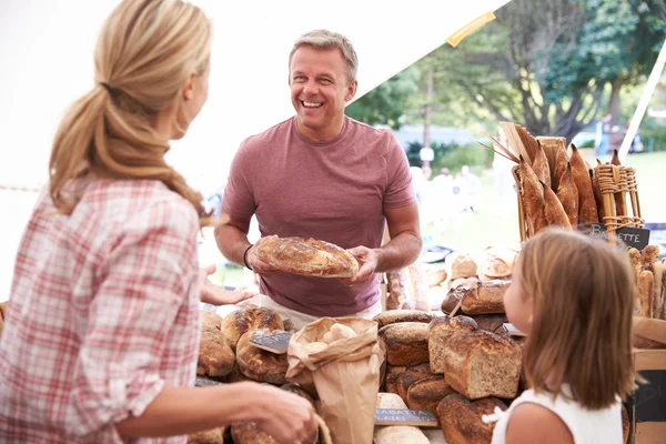 Familie kopen brood van bakkerij kraam — Stockfoto
