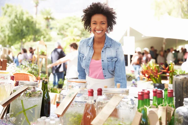 Femme qui vend des boissons gazeuses — Photo