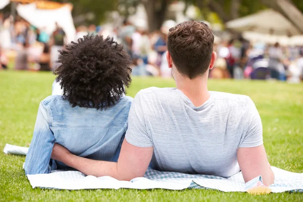 Casal relaxante no evento de verão — Fotografia de Stock