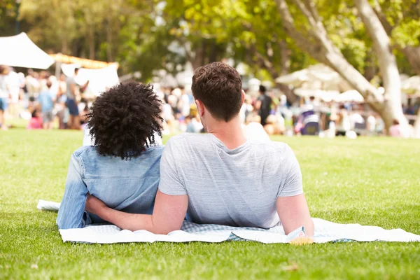 Casal relaxante no evento de verão — Fotografia de Stock