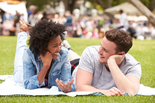 Couple Relaxing At Summer Event — Stock Photo, Image