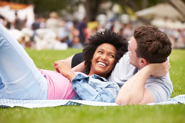 Casal relaxante no evento de verão — Fotografia de Stock